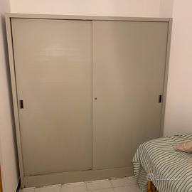 armadio in ferro con le porte scorevoli e ripiani