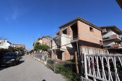 VILLA SINGOLA A TORTORETO