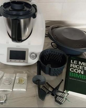 Bimby TM5 completo di accessori e libro ricette 
