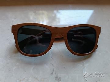 occhiali da sole in legno