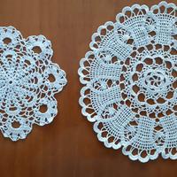 Centri tondi ad uncinetto bianchi fatti a mano