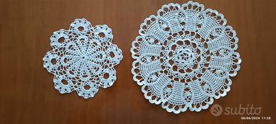 Centri tondi ad uncinetto bianchi fatti a mano