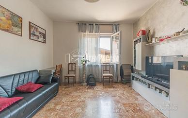 QUADRILOCALE AMPIO CON DOPPI SERVIZI