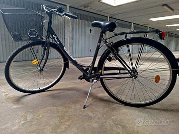 Bicicletta nera da donna