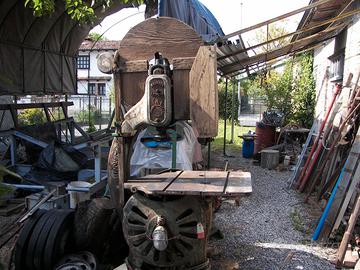 Sega a nastro per tagliare legna