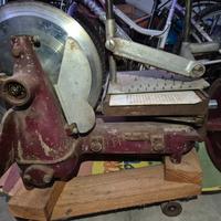 vecchia affettatrice a volano