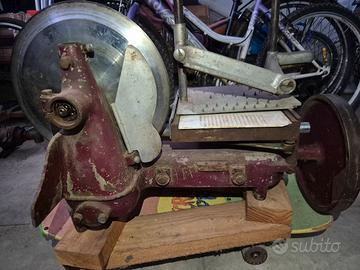 vecchia affettatrice a volano