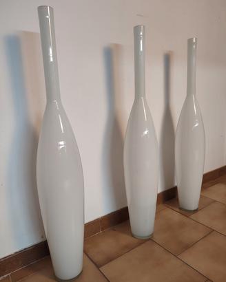 tris di vasi di design in vetro.