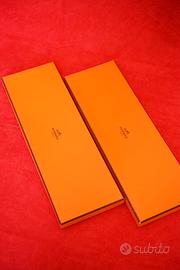 Cravatte Hermes originali-vendibili separatamente.