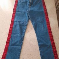 jeans con bande rosse