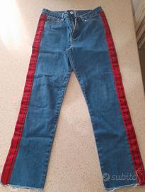jeans con bande rosse