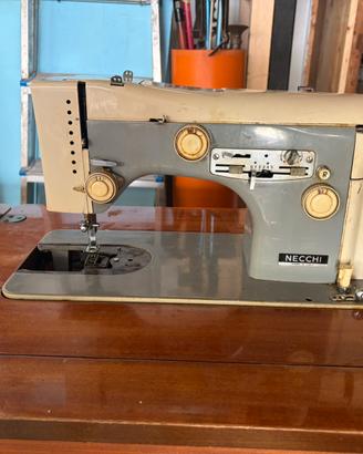 Macchina da cucire Necchi 267