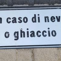 cartello stradale neve e ghiaccio