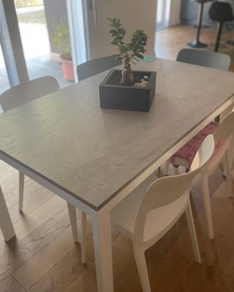 Tavolo grigio cemento, struttura bianco