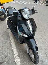 Liberty 50 anno 2022 nero lucido 4T