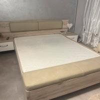 Letto con comodini sospesi e led