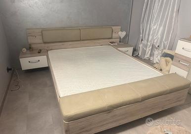 Letto con comodini sospesi e led