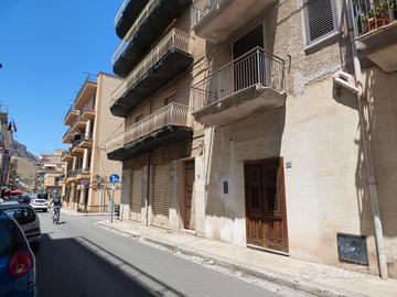 Negozio ampio, ristrutturato L/15