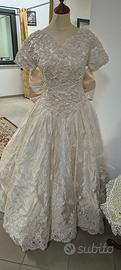 Splendido abito da sposa pari al nuovo.