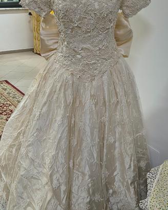 Splendido abito da sposa pari al nuovo.