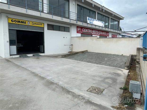 LOCALE COMMERCIALE 114 m² GIA' LIBERO CON PIAZZALE