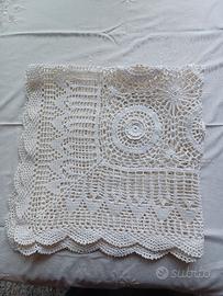 Tovaglietta ricamata all'uncinetto
