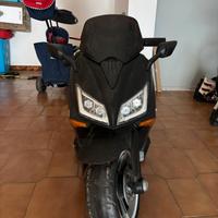 Moto elettrica con caricabatterie