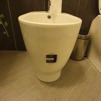 Sanitari, lavabo e piatto doccia con box