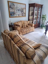 Due divani da due posti.