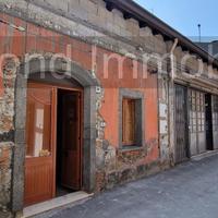 Casa singola con cortile e garage a Linguaglossa