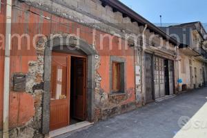 Casa singola con cortile e garage a Linguaglossa
