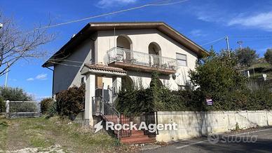 Villa di 183 m² con più di 5 locali e box auto a B