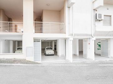 Rif. 26l - viale ionio locale autorimessa