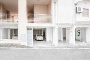 Rif. 26l - viale ionio locale autorimessa