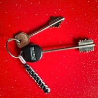 Portachiavi con scoubidou e 2 chiavi da collezione