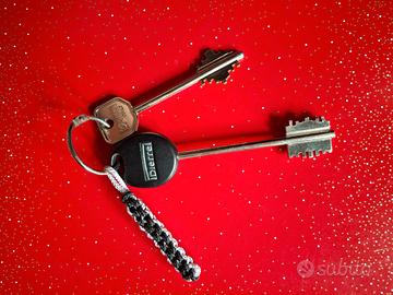 Portachiavi con scoubidou e 2 chiavi da collezione