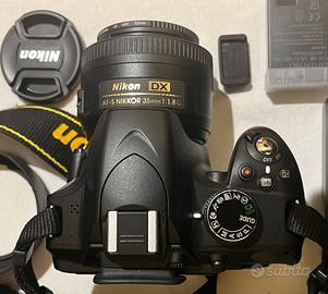 Macchina fotografica Nikon D3200 e obiettivo 35mm