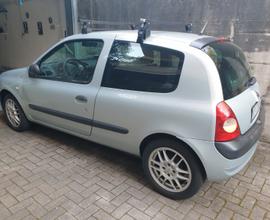 RENAULT Clio - 2004