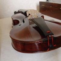 Violino restaurato con montatura barocca