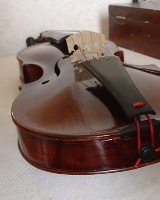 Violino restaurato con montatura barocca