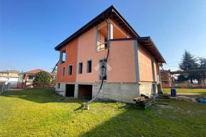 PORZIONE DI TRIFAMILIARE A SALE