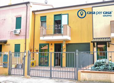 Villetta a schiera con giardino e garage