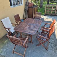 Tavolo e sedie in legno da giardino