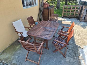 Tavolo e sedie in legno da giardino