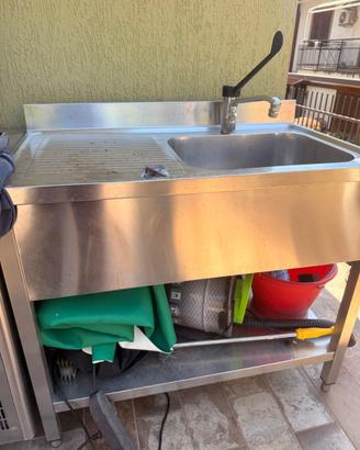 Banco frigo e postazione lavaggio