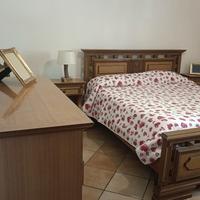 Camera da letto anni '70 con lampadario cristallo