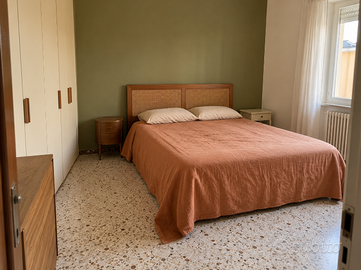 Spaziosa stanza con letto matrimoniale