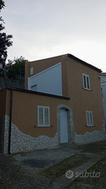 Casa indipendente con spazio dietro è avanti