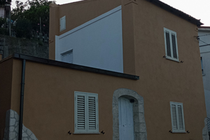 Casa indipendente con spazio dietro è avanti