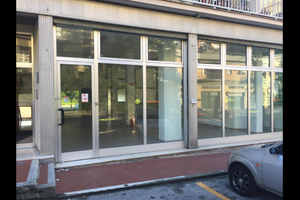 Accanto all ufficio postale